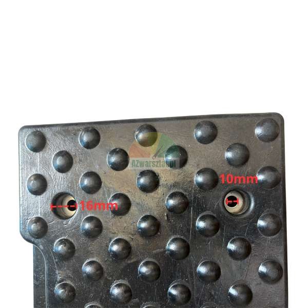 Detail černého texturovaného povrchu (gumová podložka) s výstupky, zobrazující dva montážní otvory označené rozměry 16 mm a 10 mm.