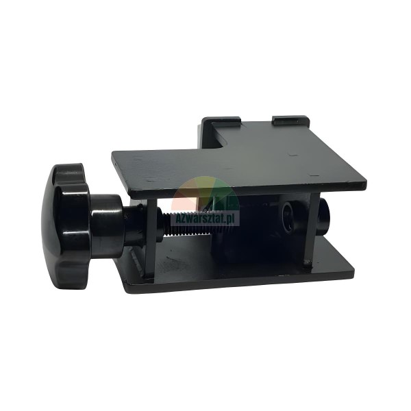 Černá kovová montážní svorka s nastavitelným šroubovacím mechanismem a velkým hvězdicovým knoflíkem.