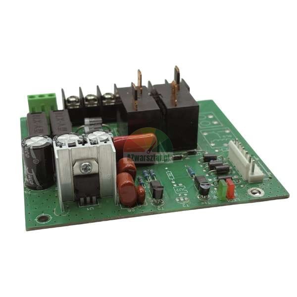 Zelená deska plošných spojů (PCB) se stříbrným chladičem, dvěma černými relé a různými elektronickými součástkami.