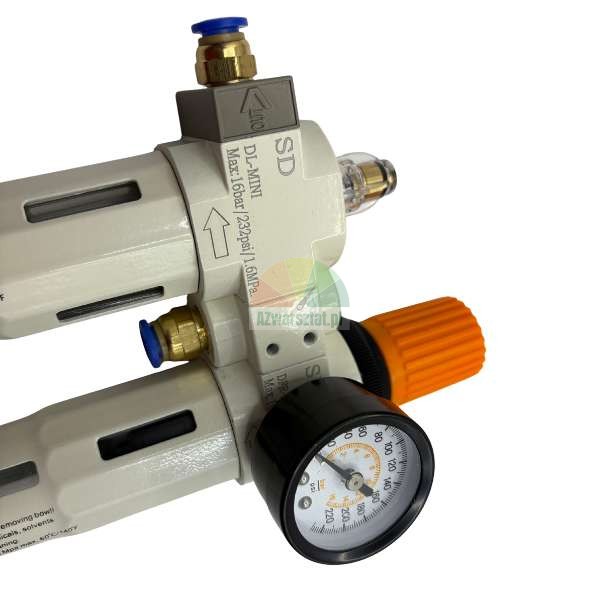 Detailní záběr pneumatické jednotky filtru a regulátoru vzduchu (FRL) s manometrem a oranžovým regulačním knoflíkem, viditelný nápis 'SD DL-MINI' a maximální tlak 16 bar.