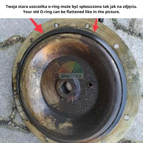 Staré zploštělé o-kroužkové těsnění v kovovém krytu s červenými šipkami ukazujícími na opotřebení.