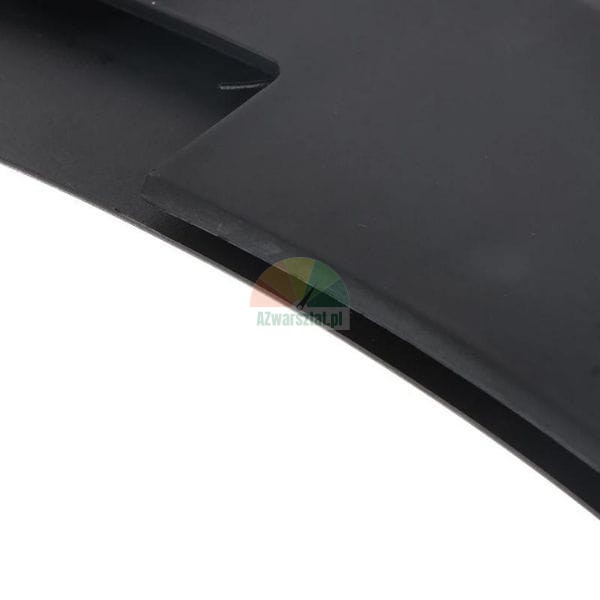 Detailní záběr na černý gumový nebo plastový dokončovací prvek s viditelnou hranou.