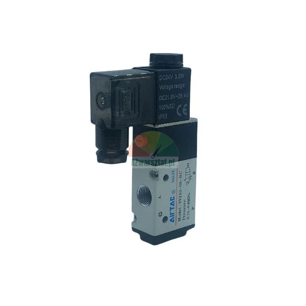 Pneumatický solenoidový ventil AirTAC 3V210-08-NC 24V DC s černou cívkou a stříbrným tělem.