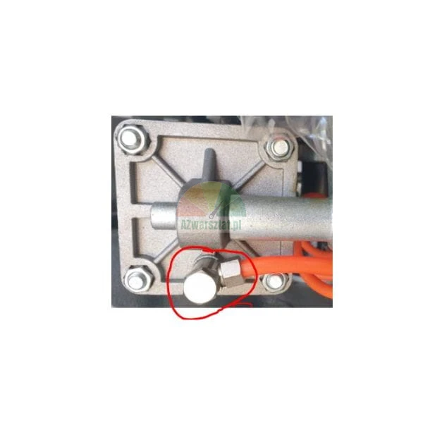 Detailní záběr na kovové tělo mechanismu s červeně zakroužkovaným připojením oranžové pneumatické hadice.