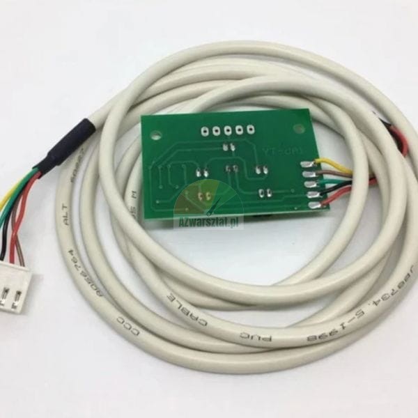 Zelená deska s plošnými spoji PCB s připájeným bílým kabelem a konektorem na bílém pozadí.