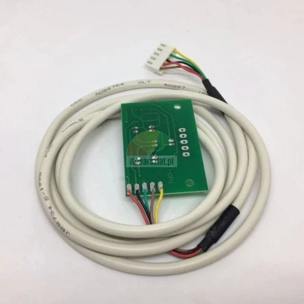 Malá zelená deska s plošnými spoji PCB s připojeným bílým kabelem zakončeným 5pinovým konektorem.