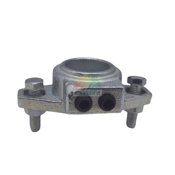 Kovová upínací objímka se dvěma bočními šrouby a stavěcími šrouby na bílém pozadí.