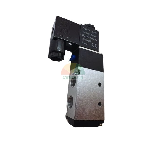 Pneumatický elektromagnetický ventil se stříbrným kovovým tělem a černou cívkou DC24V s krytím IP65.