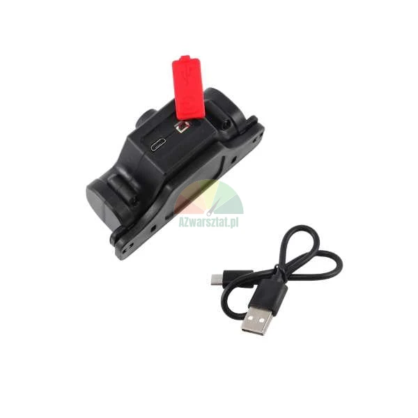 Černá čelovka s otevřenou červenou krytkou nabíjecího portu a USB kabelem