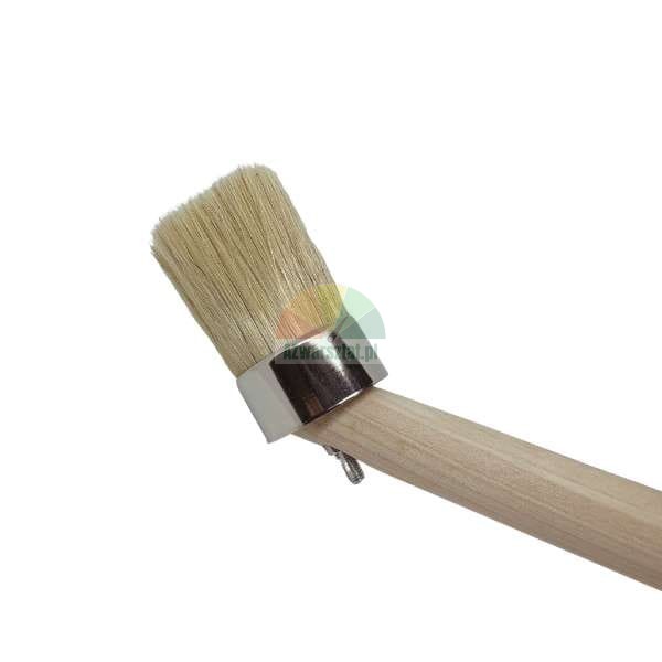 Kulatý štětec se světlými štětinami a dřevěnou násadou na bílém pozadí.