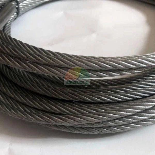 Detailní záběr na svitky ocelového lana na světlém pozadí