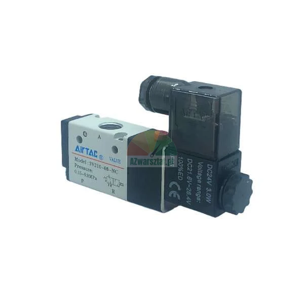 Pneumatický elektromagnetický ventil AirTAC model 3V210-08-NC s cívkou DC24V na bílém pozadí