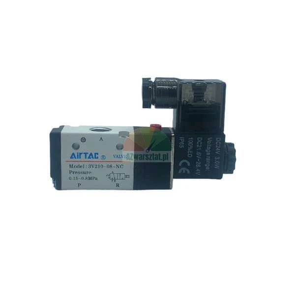 Pneumatický solenoidový ventil AirTAC model 3V210-08-NC s cívkou 24V DC, rozsah tlaku 0.15-0.8 MPa.