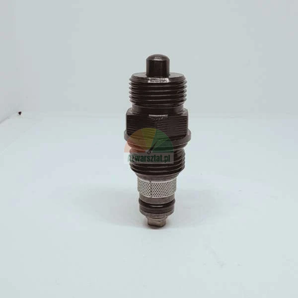 Černý kovový hydraulický ventil nebo vstřikovač se závity a síťovým filtrem na bílém pozadí.