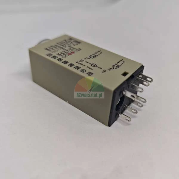 Průmyslové elektromagnetické relé se schématem a kovovými piny, béžové pouzdro.