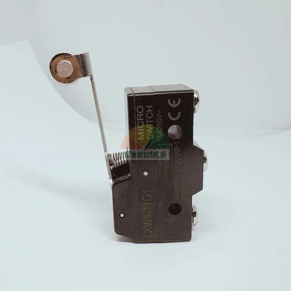 Černý mikrospínač s páčkou s kladkou, model LXW5-11G1, 15A 250V AC.