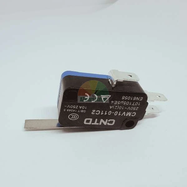 Černý mikrospínač CNTD CMV10-011C2 10A 250V s kovovou pákou a konektory na světlém pozadí