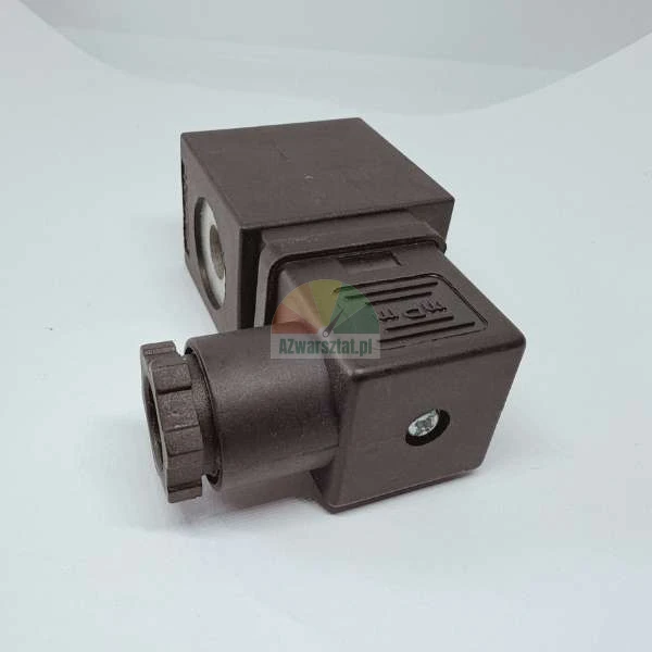 Černá cívka a konektor elektromagnetického ventilu mPm na bílém pozadí.