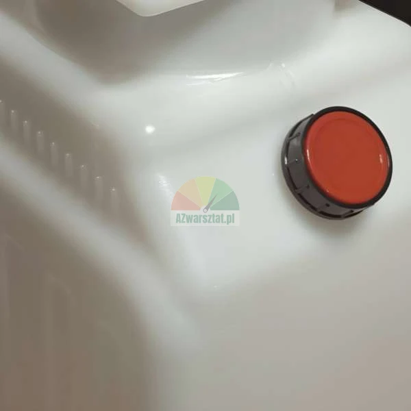 Detailní záběr na bílý plastový kanystr s červeným šroubovacím uzávěrem.