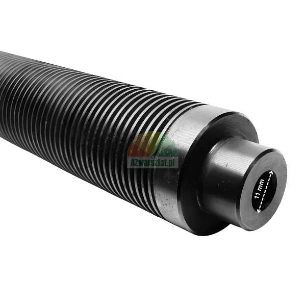 Kovová žebrovaná trubka s otvorem o průměru 11 mm na konci.
