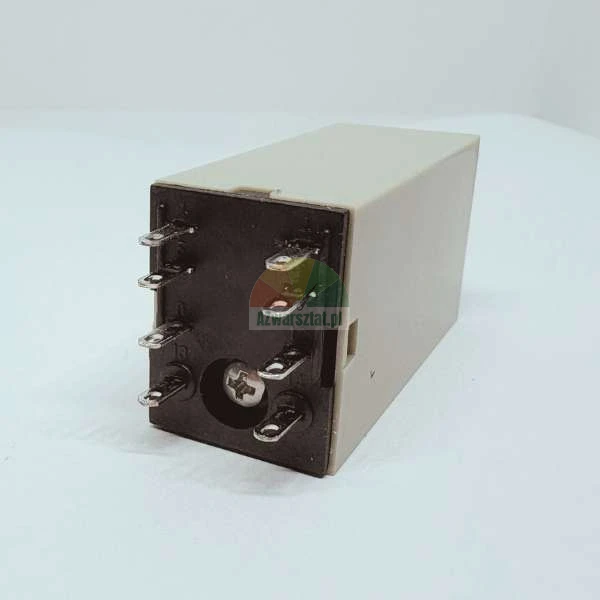 Elektromagnetické relé s osmi svorkami a béžovým krytem na bílém pozadí
