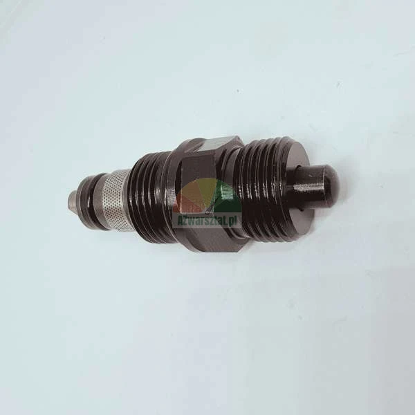 Černá kovová tryska vstřikovače paliva nebo hydraulický ventil s vnějšími závity a částí s jemným síťovým filtrem.