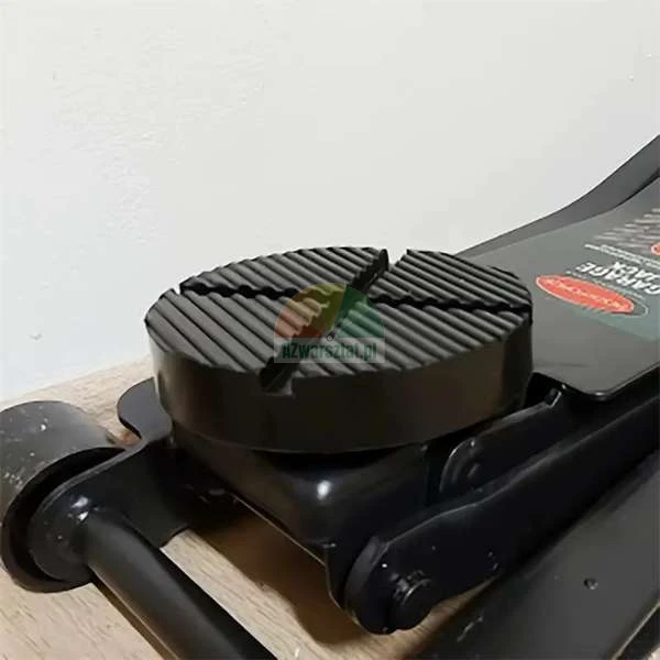 Černá gumová podložka pro hydraulický zvedák s protiskluzovým drážkovaným povrchem.
