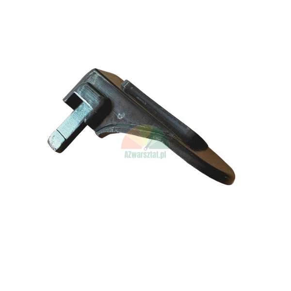 Kovový technický prvek, západka nebo západkový mechanismus se specifickým tvarem na bílém pozadí.
