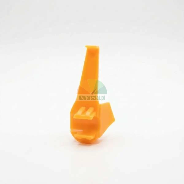 Oranžová plastová mechanická součástka na bílém pozadí.