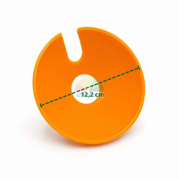 Oranžový distanční kotouč o průměru 12,2 cm se středovým otvorem a výřezem.