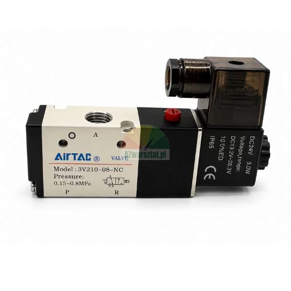 Elektromagnetický pneumatický ventil AirTAC model 3V210-08-NC na bílém pozadí.