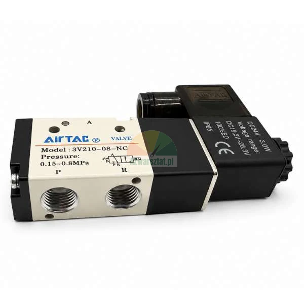 Pneumatický elektromagnetický ventil AirTAC model 3V210-08-NC, 24V DC, tlak 0.15-0.8 MPa, s viditelným schématem a závitovými porty.
