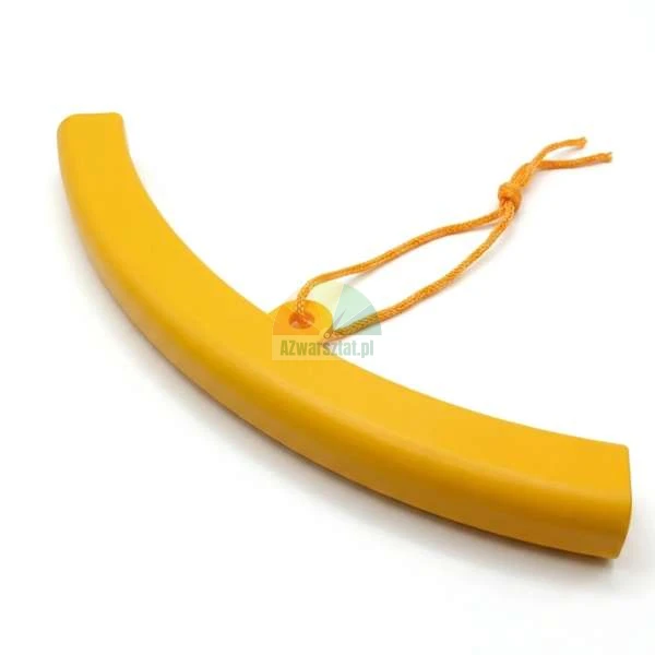 Žlutý zahnutý plastový ochranný kryt s oranžovou šňůrkou na bílém pozadí.