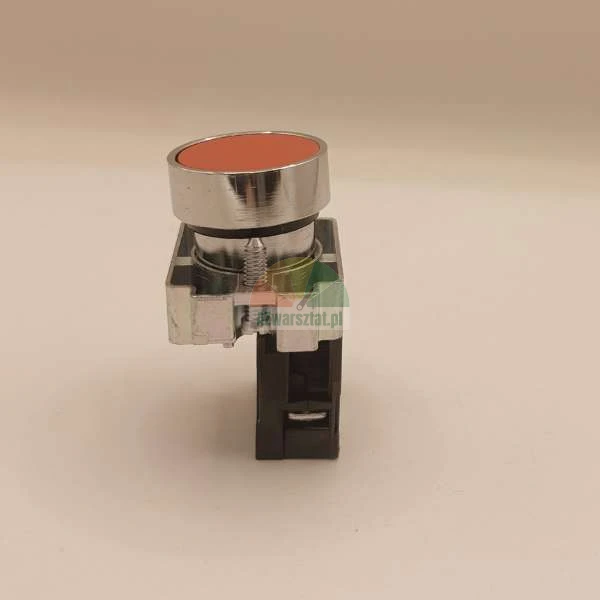Červené ovládací tlačítko s kovovým tělem a kontaktním blokem na světlém pozadí