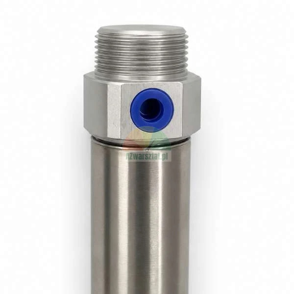 Detailní záběr na kovový hydraulický nebo pneumatický prvek se závitem a modrým kroužkem na světlém pozadí.
