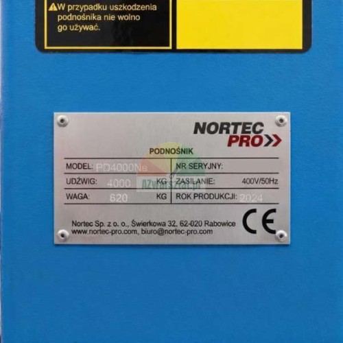 Typový štítek zvedáku Nortec Pro PD4000Ne na modrém krytu.